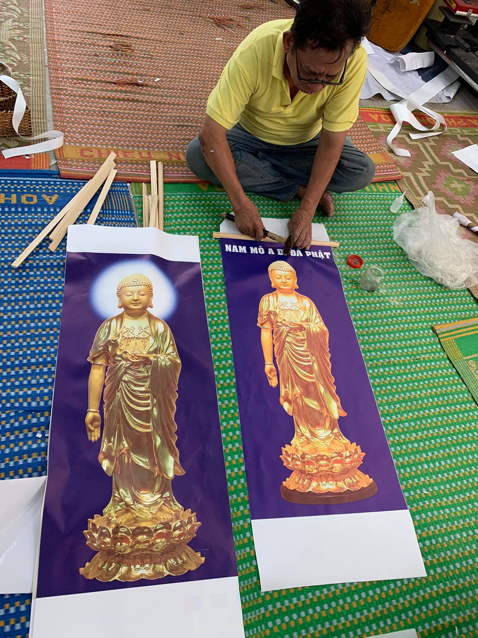 Thợ gia công đóng mành sáo tranh Phật in canvas